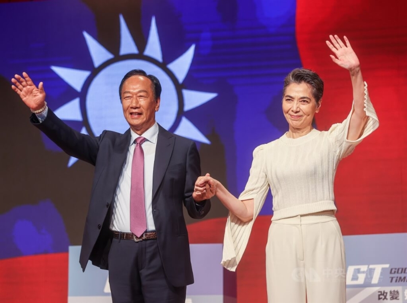海創(chuàng)辦人郭臺銘（左）14日公布副手人選為藝人賴佩霞（右）。