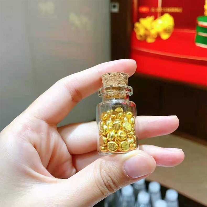 有人表示，金豆更像縮小版的金條，拿著感覺更安心，有的更會(huì)寫道「每個(gè)月買幾百元的金豆豆存起來，只要金價(jià)漲，我就算賺錢」、「攢錢不如攢金，買金豆豆等于理財(cái)」。