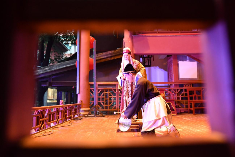 長沙市花鼓戲保護傳承中心的演員在長沙市坡子街火宮殿演出。新華社