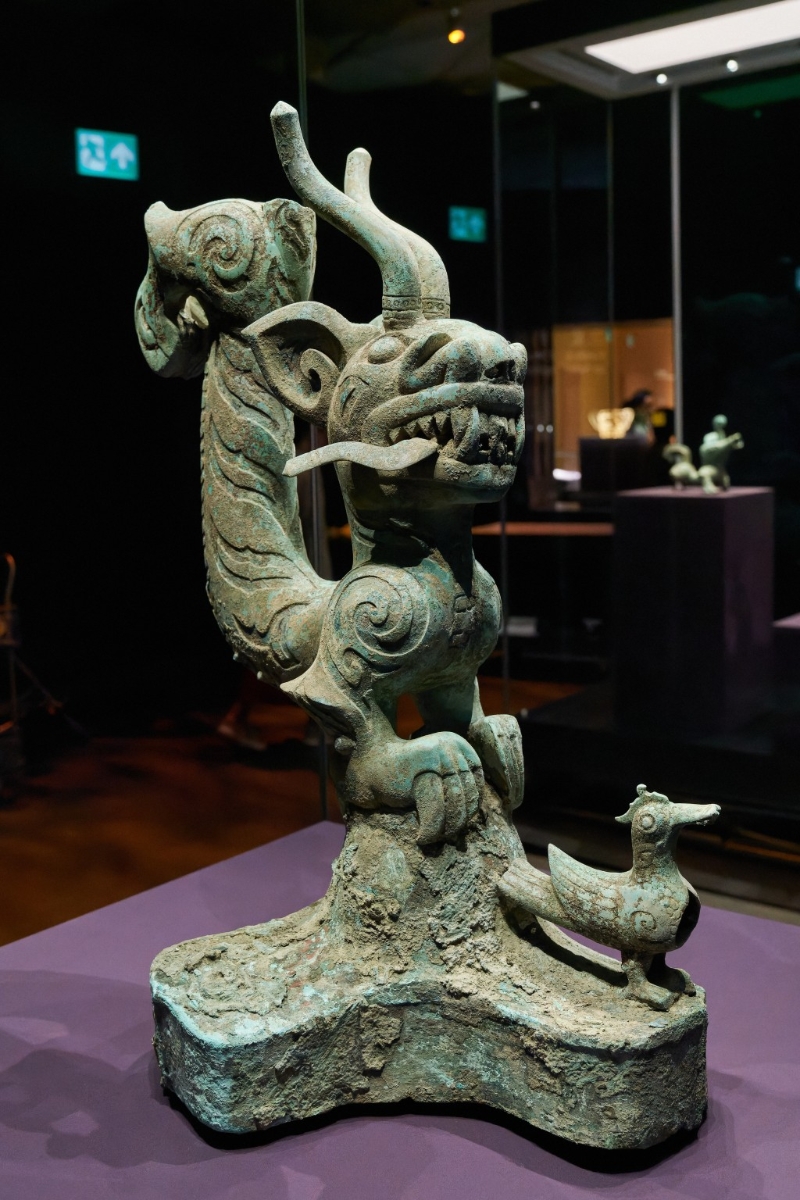 銅虎頭龍身像。香港故宮文化博物館