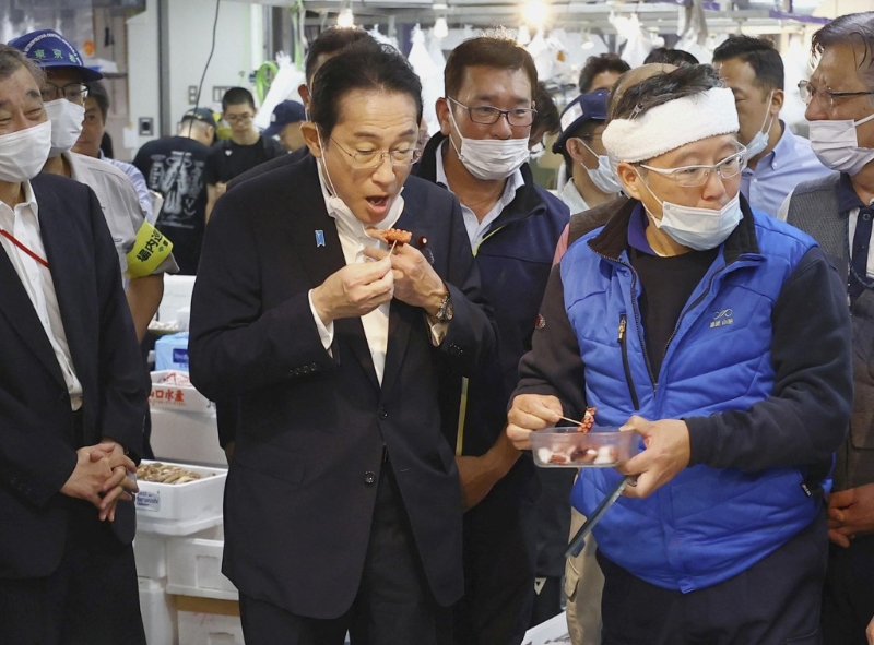 日本首相岸田文雄也曾到東京豐洲市場公開食水產(chǎn)，以顯示食物安全。 路透社