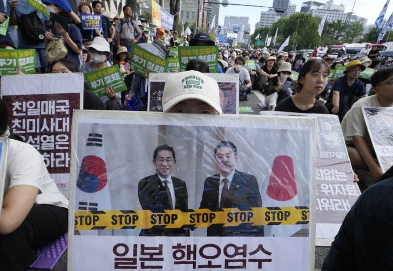 韓國示威者不滿總統(tǒng)尹钖悅支持日本首相岸田文雄排放核污水。 美聯(lián)社