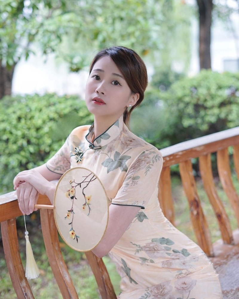 溫蕎菲出生于江西贛州，小時候在內(nèi)地生活