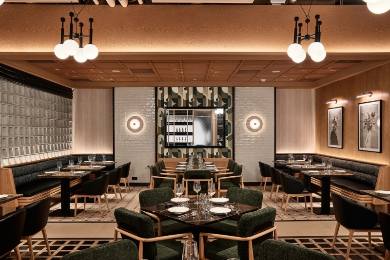 The Grill Room環(huán)境闊落，有開放式吧枱、梳化卡位及Private Dining Room。