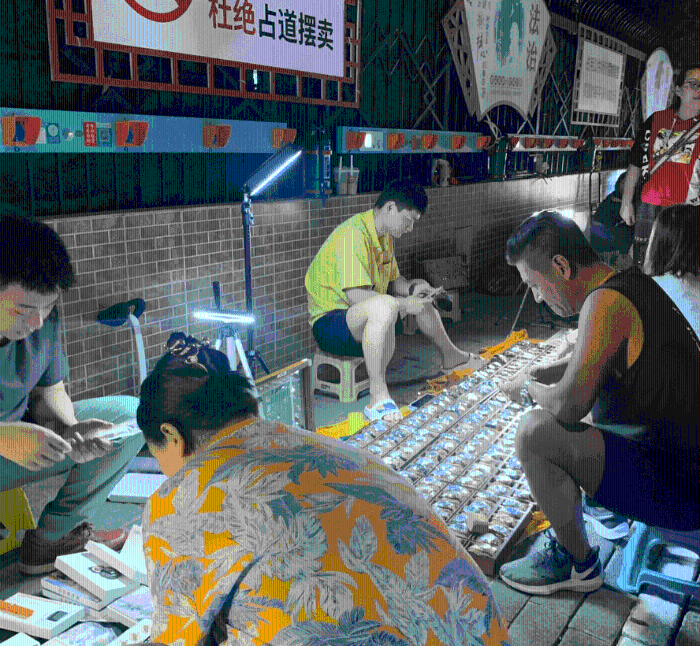 不少人甚至坐在攤販前慢慢尋寶。