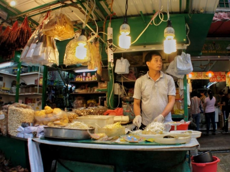 懷舊香港街頭美食配合多張懷舊大排檔圓枱及塑料凳，重塑舊式大排檔情懷。