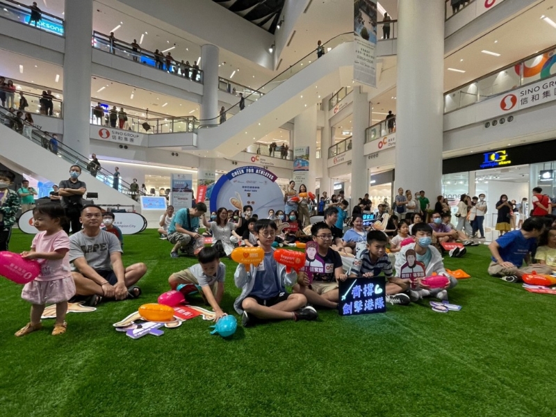 市民帶同支持香港劍擊隊(duì)的牌子到商場(chǎng)觀賽，為港隊(duì)打氣。