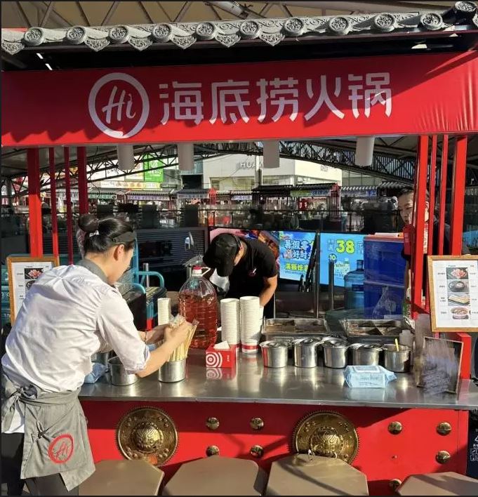 餐飲名牌也要?dú)⑷胍故袛[小攤。