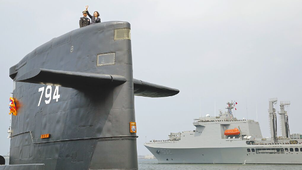 潛艦臺造計劃召集人黃曙光表示，期望2027年臺造潛艦可達到4艘，但實際上預算尚未編列，根本做不到。圖為蔡英文（右）2017年登上海虎潛艦帆罩，宣示潛艦臺造啟動。