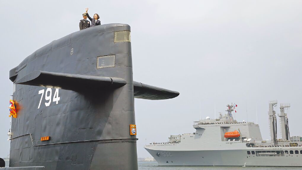 蔡英文(上右)2017年登上?；撆灧?，宣示潛艦臺(tái)造啟動(dòng)