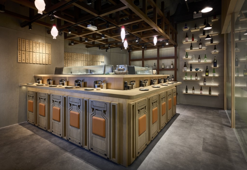 餐廳采用立食模式，由板前師傅一貫一貫地送上新鮮掐好的握壽司。
