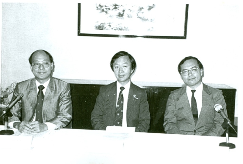 1987年候任中大校長時的高錕（中）與時任中大敎務(wù)長楊汝萬（左）及秘書長梁少光（右）見記者。 星島資料圖