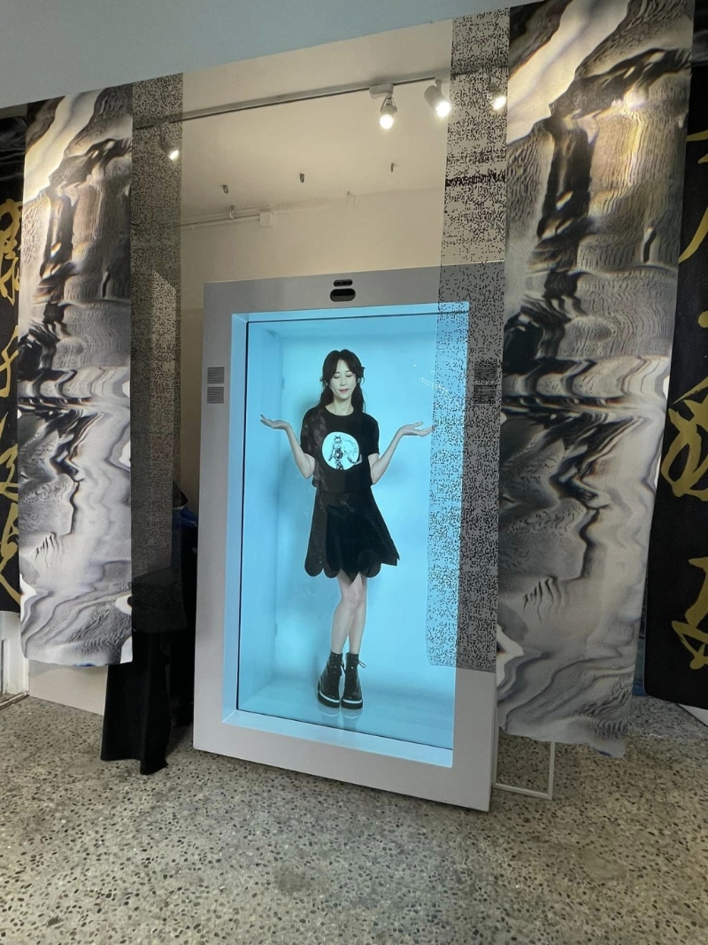是次展覽設(shè)有投射3D影像于現(xiàn)實場景的「全息投影」（Hologram）與立體Karen 投影互動
