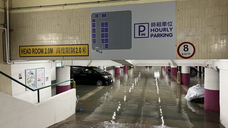 水位浸至車胎近轆軨的位置。