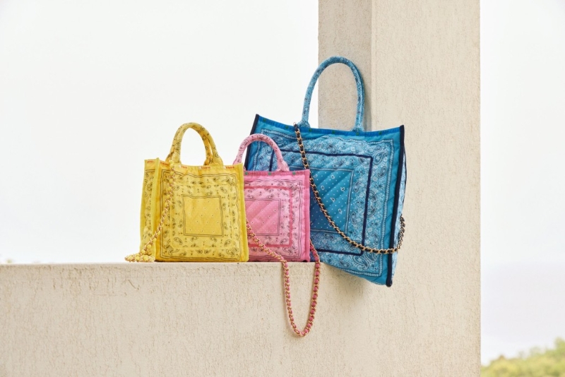 LeSportsac Atelier第二季膠囊系列主打作之一，Chain Quilt Bag以黃、粉紅及天藍(lán)色為主調(diào)，并飾以頭巾的藝術(shù)印花及格紋，復(fù)古又亮眼。 （LeSportsac，$2,380至$2,680）