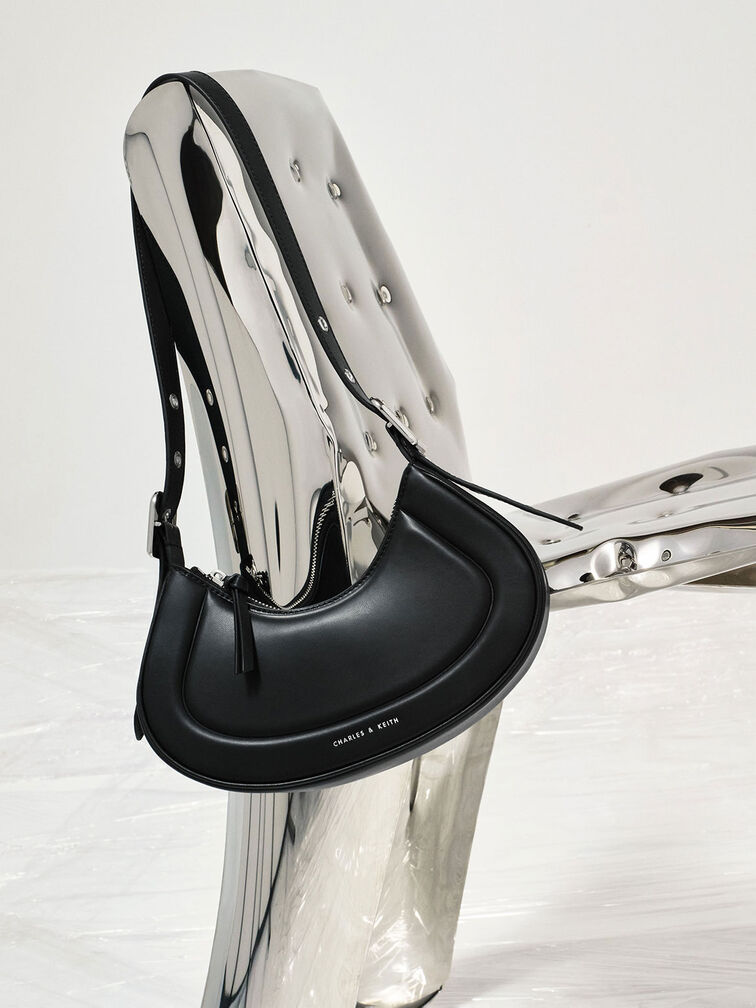Petra黑色微笑手袋、$499、Charles & Keith，弧度貼合外形設(shè)計(jì)另有白、藍(lán)及紅色版本。