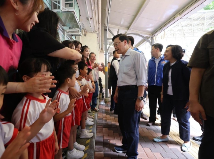 李家超收到福來邨錦全幼稚園師生的心意卡。