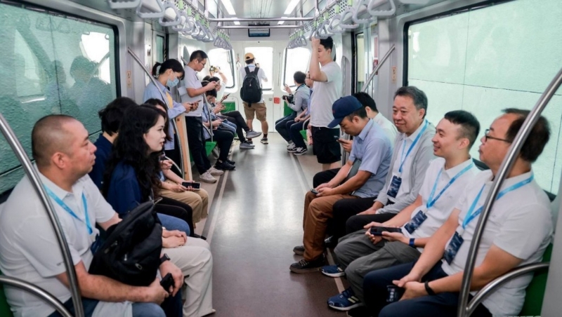 香港傳媒試乘全自動駕駛的云巴。
