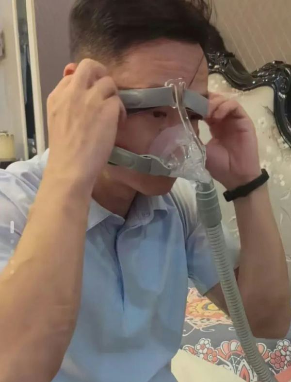 楊威患有睡眠窒息癥，終身配戴呼吸機(jī)。（影片截圖）