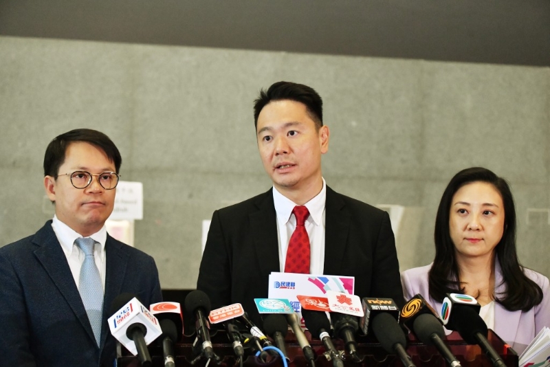 民建聯(lián)議員周浩鼎（中）主張適度撤辣。