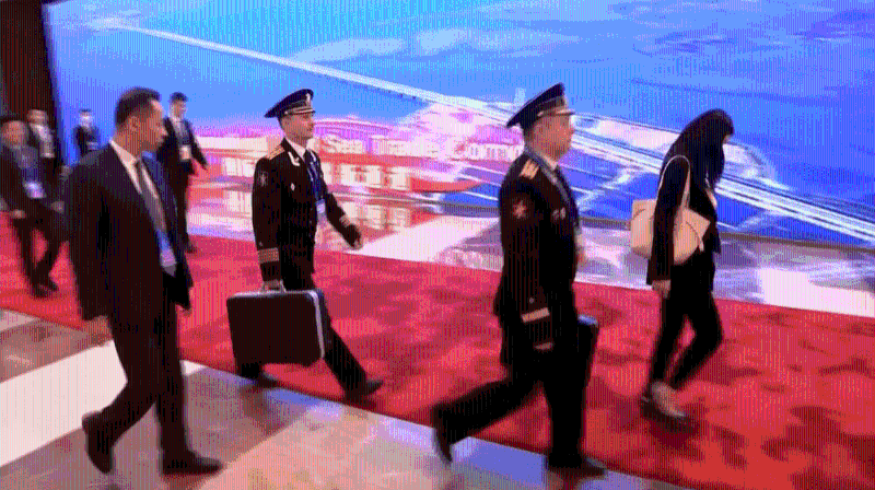 兩名俄羅斯海軍軍官在陪同普京出席在北京舉行的《一帶一路》論壇時，被拍下攜帶著被認為內藏俄羅斯核彈按鈕的手提箱。