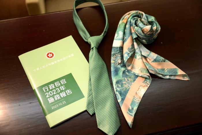 李家超表示會在宣讀當(dāng)日，與團隊一同穿戴由香港知專設(shè)計學(xué)院（HKDI）師生攜手設(shè)計制作的綠色領(lǐng)帶和領(lǐng)巾。