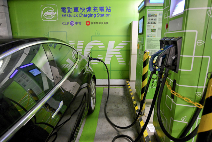 政府目標在2027年中前將香港公共和私人充電停車位的總數(shù)提升至約20萬個。