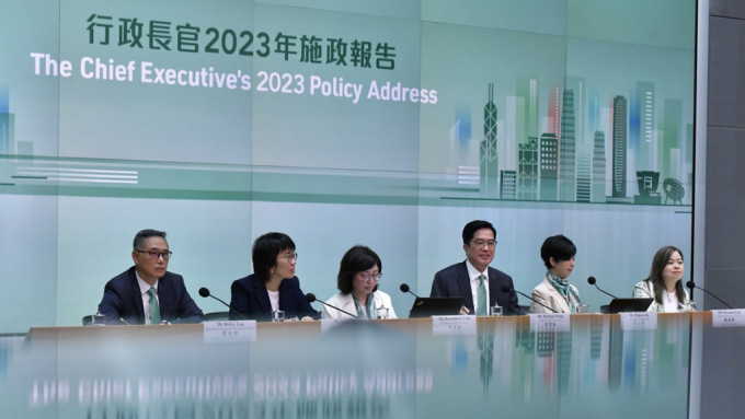 黃偉綸等政府官員出席施政報(bào)告政策記者會(huì)