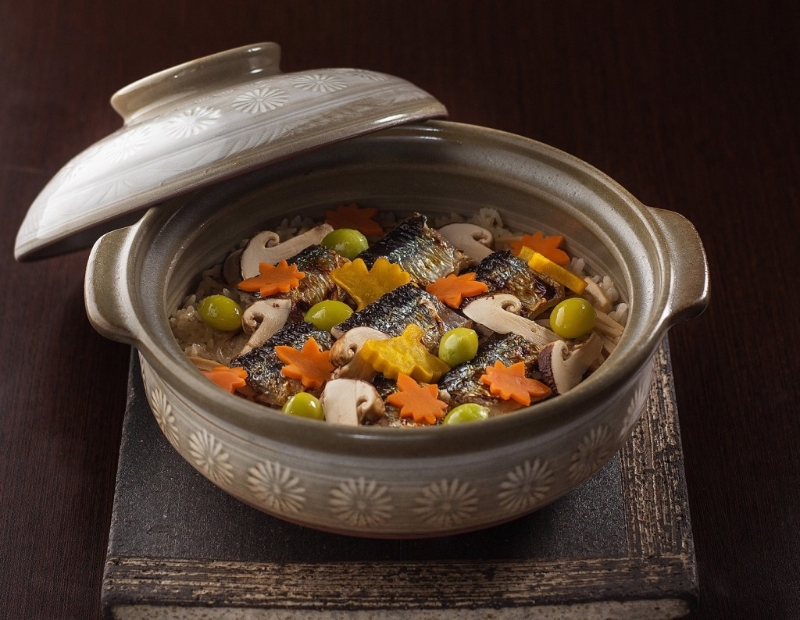 秋刀魚(yú)釜飯伴雜菌