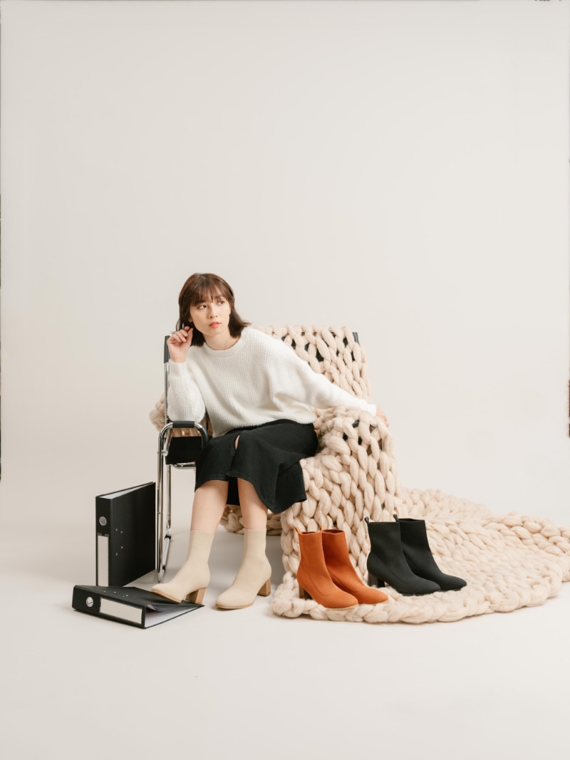 以針織物料制作的Karl Knit短靴，原價$690、10月31日或前優(yōu)惠價$621，The Korner。