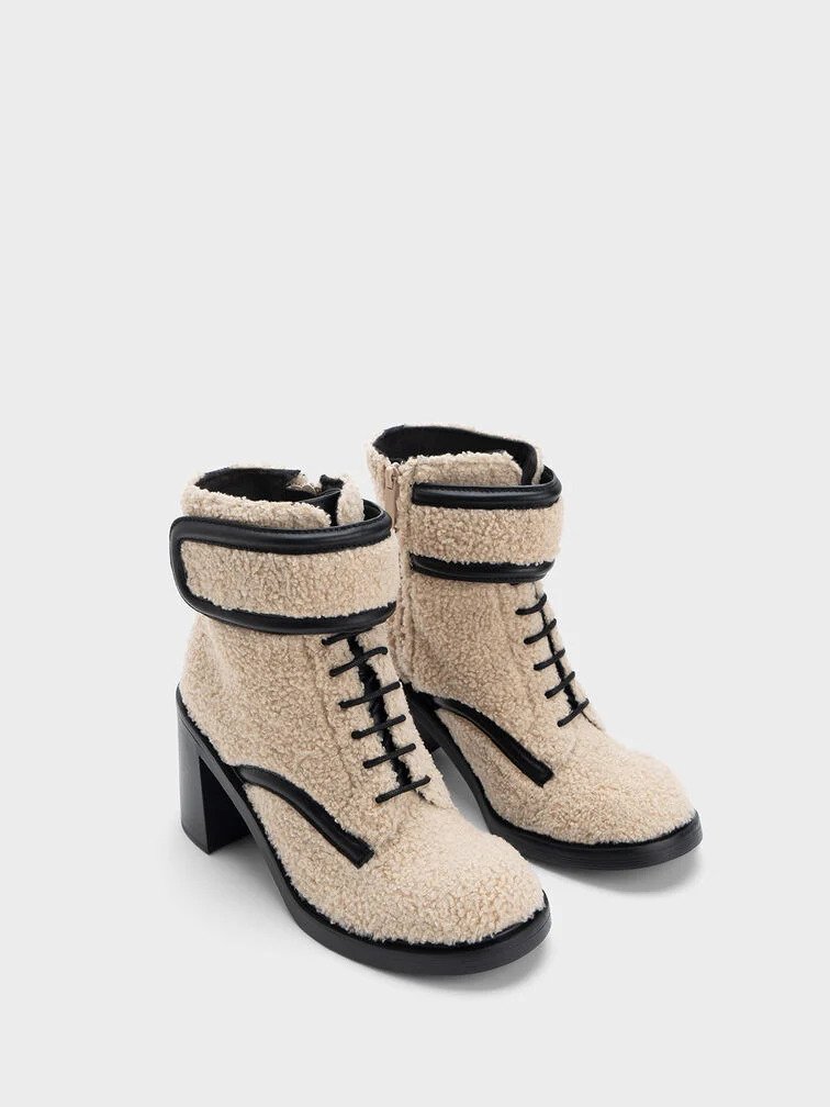 Rosalie刷毛粗跟短靴$1,099，Charles & Keith，于10月31日或前登記成為會員及訂閱品牌電郵信息，均獲贈$50優(yōu)惠券，可于首次購物滿$500時使用。