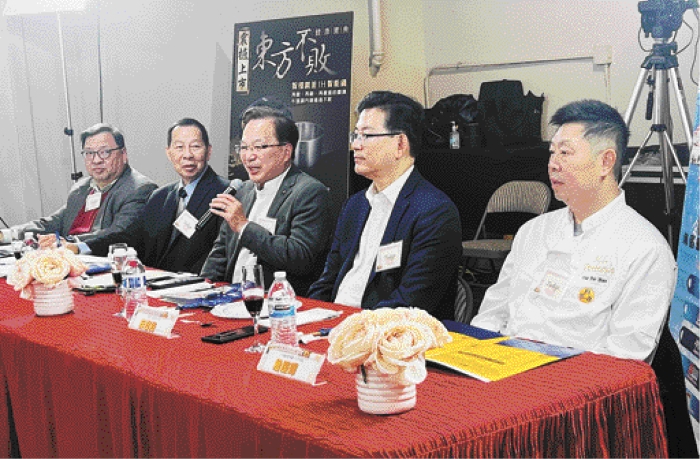 大賽評(píng)判（左起）舊金山華埠商戶聯(lián)會(huì)會(huì)長邵旗謙、中藥針灸中醫(yī)師曾灝林、美國中藥聯(lián)商會(huì)會(huì)長劉源凱、星島日?qǐng)?bào)美西版社長梁建鋒、半島飲食集團(tuán)出口部總監(jiān)詹慶輝。