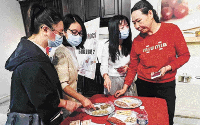 參賽者在完成參賽后交流藥膳使用心得。