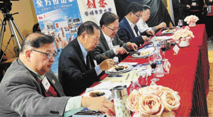 評(píng)判們細(xì)細(xì)品嘗參賽者們的美味佳作。