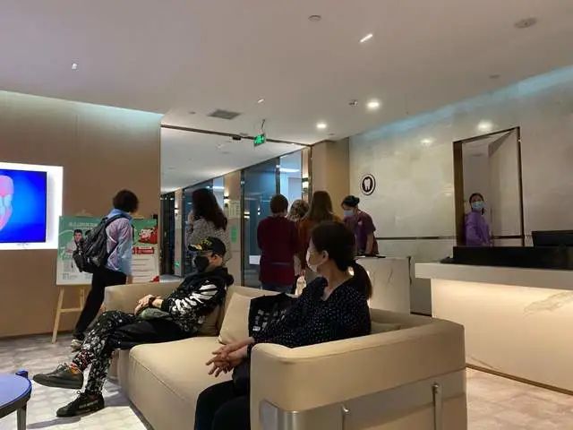 現(xiàn)時(shí)有不少港人都到深圳光顧牙醫(yī)診所。