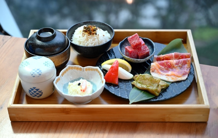 現(xiàn)凡購(gòu)買(mǎi)一人丼家煮食碗，即送宮崎肉本鋪A5宮崎牛?日本燒肉定食1份（價(jià)值$298）
