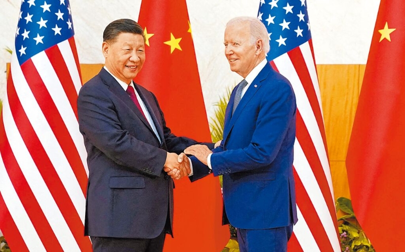 美國(guó)總統(tǒng)拜登（右）和中國(guó)國(guó)家主席習(xí)近平（左）15日可望在舊金山APEC峰會(huì)舉行場(chǎng)邊會(huì)談。 圖為2022年11月兩人在印尼巴厘島G20峰會(huì)握手。