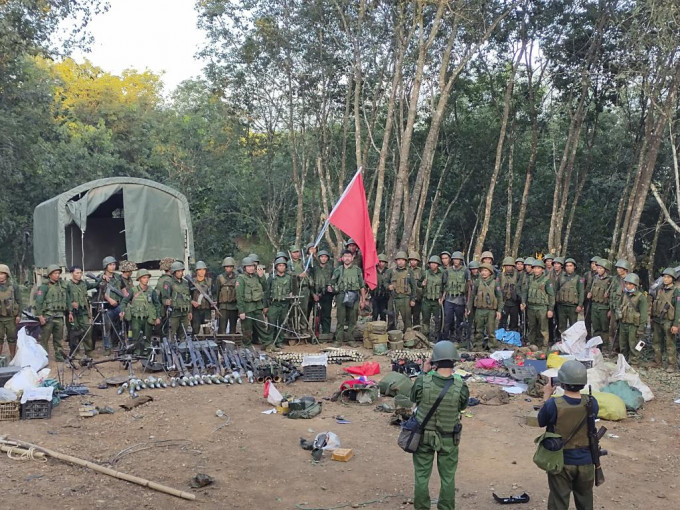 緬甸民族民主同盟軍上周六展示一批武器，聲稱從緬甸政府軍前哨基地繳獲。