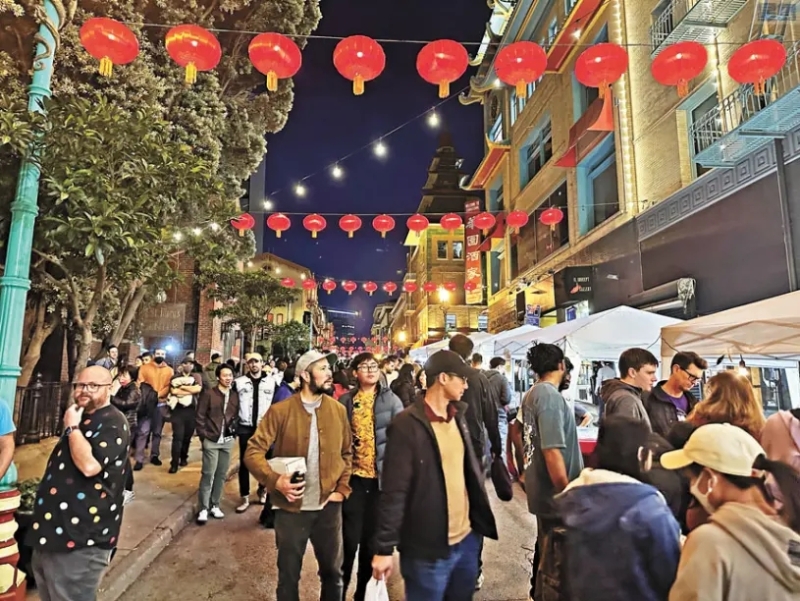 周五是華埠夜市的第一天，吸引了不少游客和居民，在燈籠的映照下顯得格外熱鬧。記者洪郁欣攝