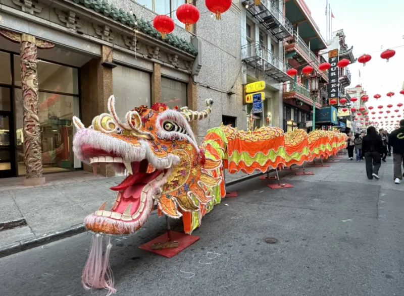 都板街展出農(nóng)歷新年花車巡游的金龍。 記者洪郁欣攝