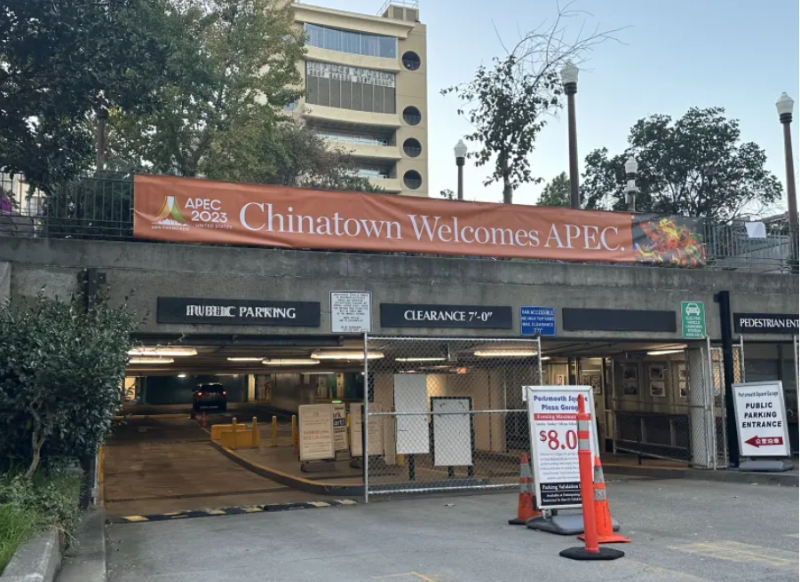 花園角停車場(chǎng)的出入口處掛上寫(xiě)“華埠歡迎APEC”的橫幅。 記者洪郁欣攝