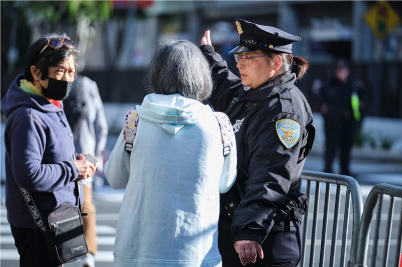 警員為路人指路。