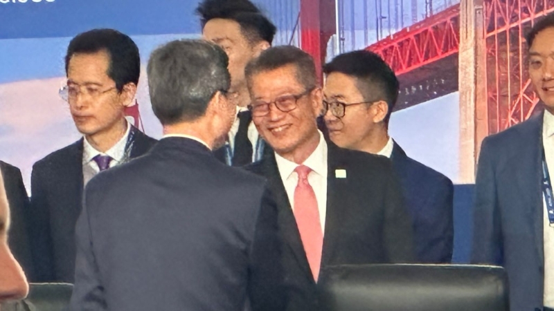 財政司司長陳茂波與中國財政部長藍佛安兩人曾握手交談及合照。