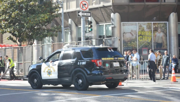 會場附近警車巡邏。