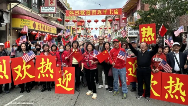 大批僑胞華埠集隊(duì)，前往酒店歡迎習(xí)近平