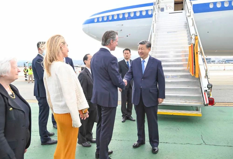 習近平乘坐專機抵達舊金山國際機場時，受到美國加利福尼亞州州長紐森、財政部長耶倫等美方代表熱情迎接。
