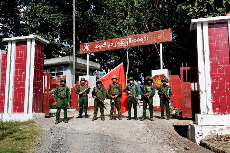2023年11月12日，緬甸民族民主聯(lián)盟軍成員在緬甸撣邦昆隆鎮(zhèn)被繳獲的軍隊(duì)步兵營(yíng)前拍照。美聯(lián)社