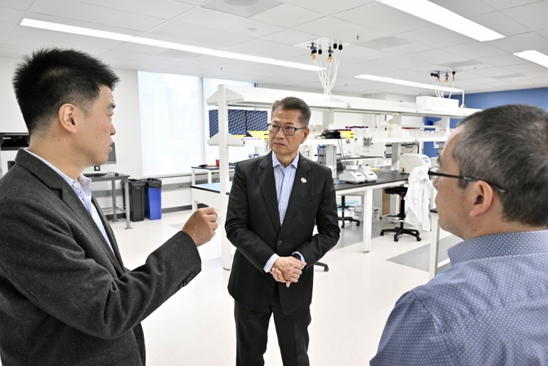 陳茂波到訪美國硅谷一間從事人工智能和生命科技的初創(chuàng)企業(yè)。