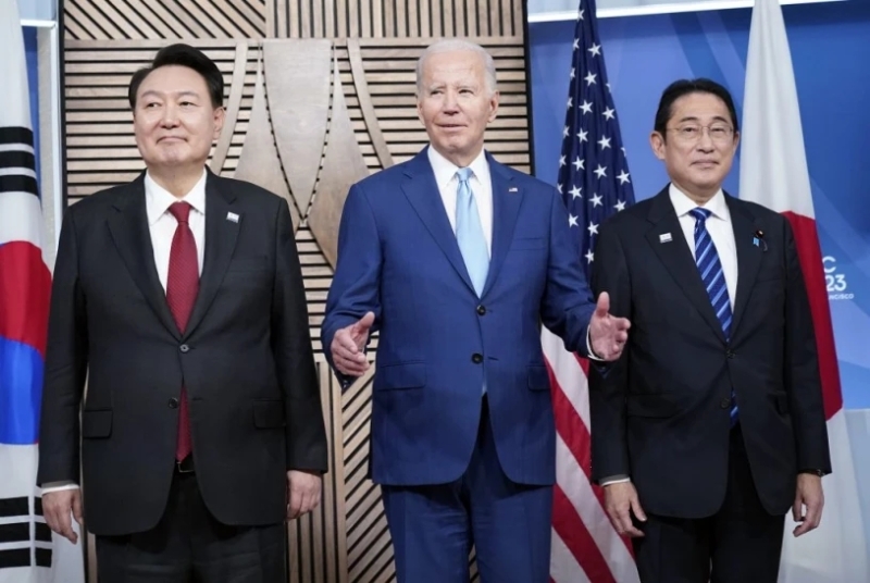 拜登(中）與日本首相岸田文雄（左）和韓國總統(tǒng)尹錫悅合影。