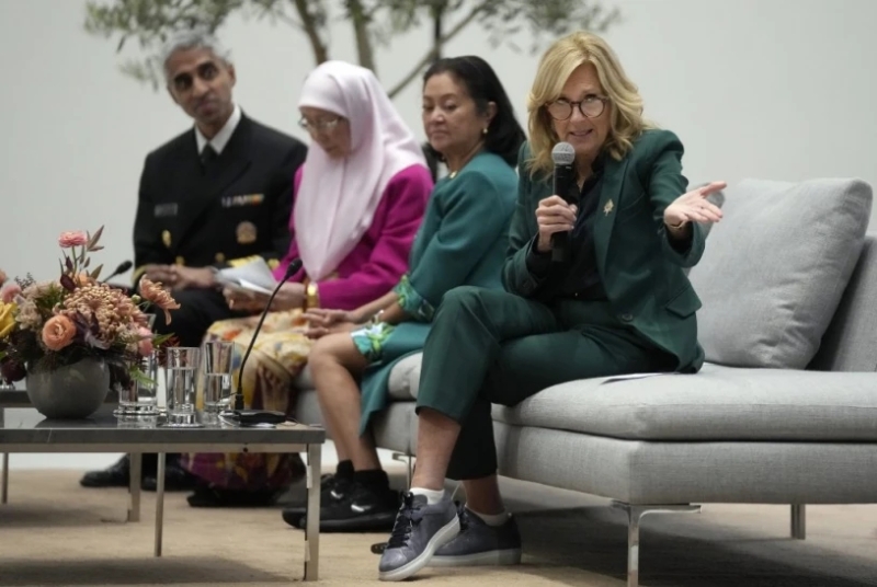 （右起）美國第一夫人吉爾、菲律賓第一夫人路易絲?馬可仕、馬來西亞首相夫人旺阿茲莎和聯(lián)邦公衛(wèi)總監(jiān)穆西，周五參與蘋果總部一場討論會，談及精神健康問題。